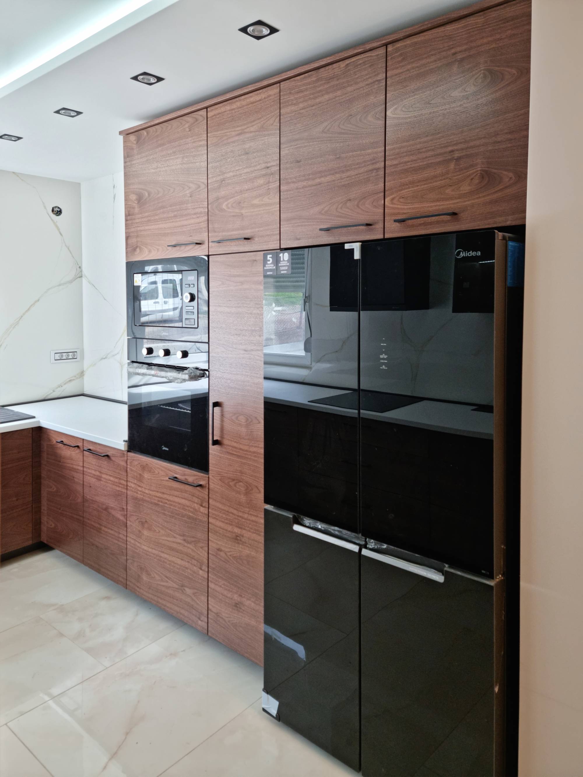 Kuhinje od furniranog medijapana; Kuhinja od furniranog oraha